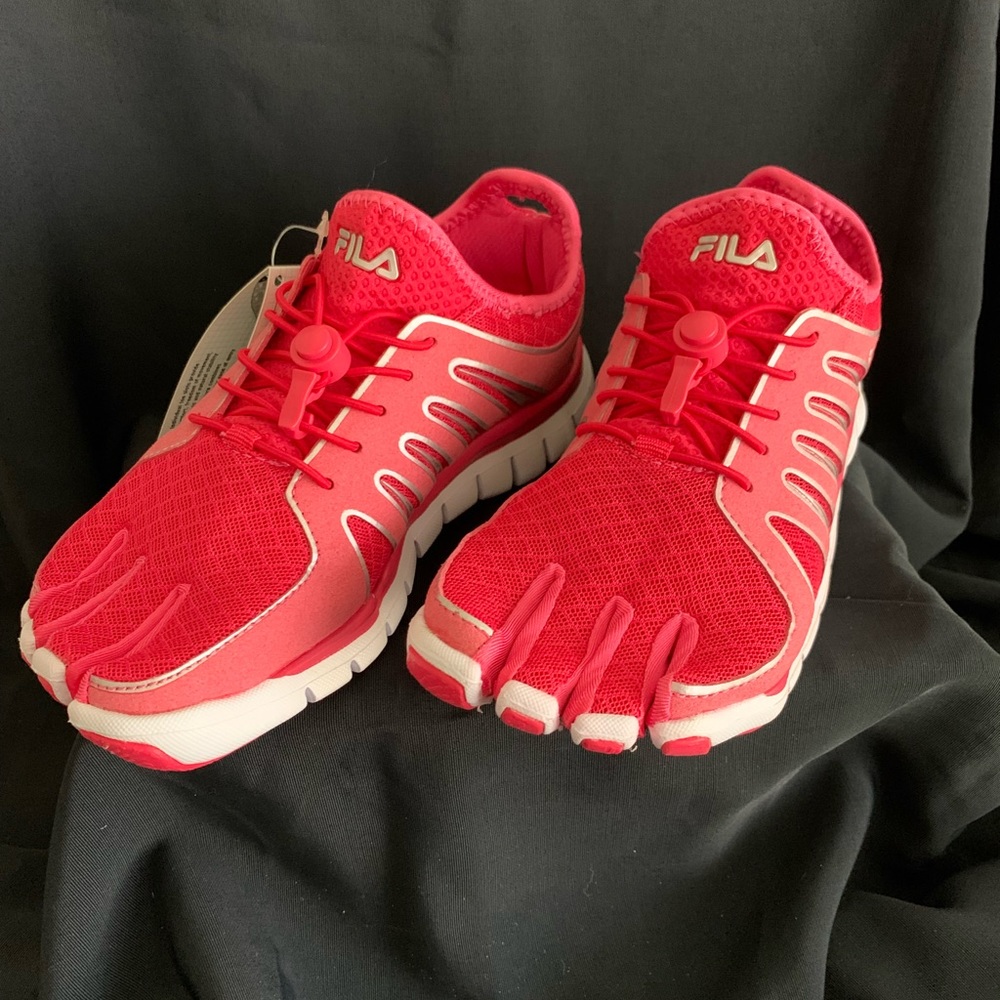 FILA SKELE-TOES VOLTAGE SIZE 6.5 COLOR RASB/WHT/MNMT